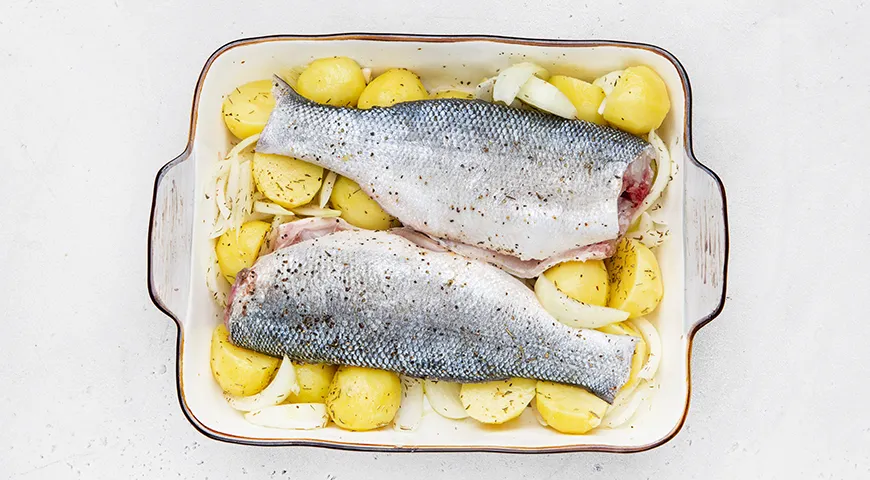 Запеченный жерех с картошкой и луком