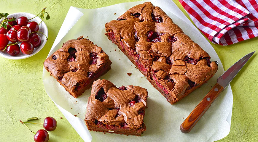 Рецепт шоколадного пирога с вишней и бренди