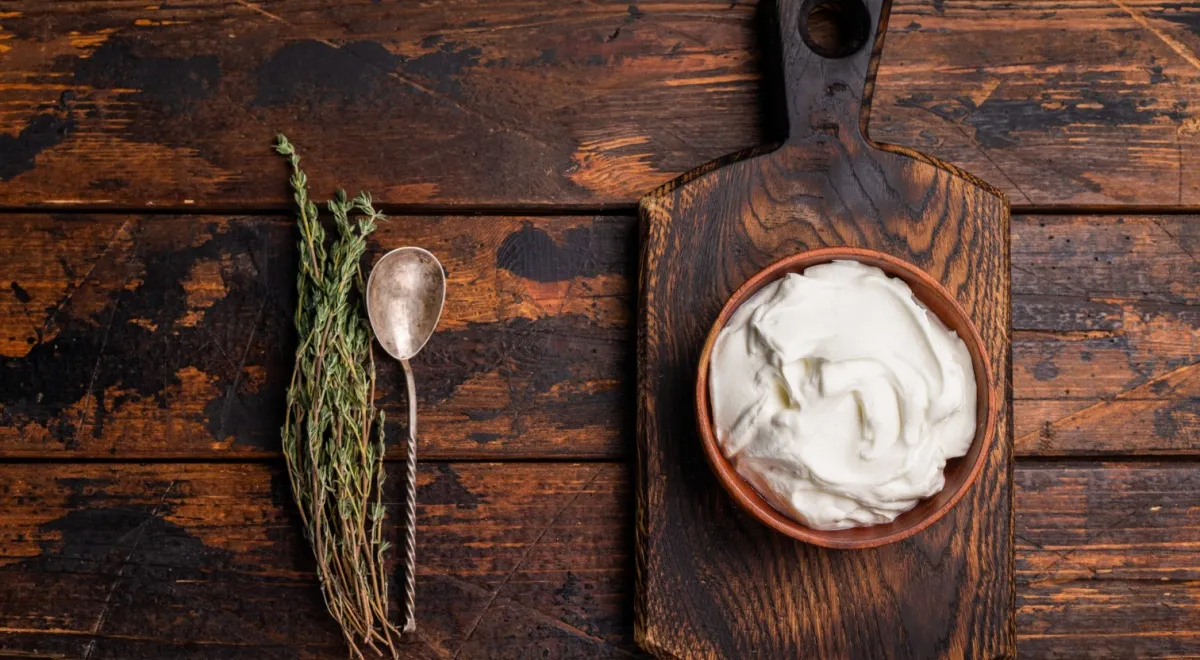 Не спешите выливать: стало известно, для чего еще можно использовать кислое молоко