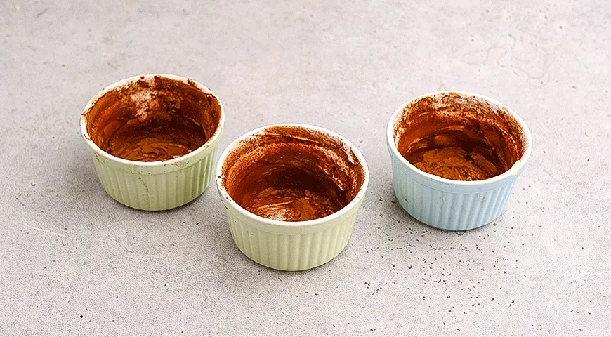 Шоколадный фондан с вишней