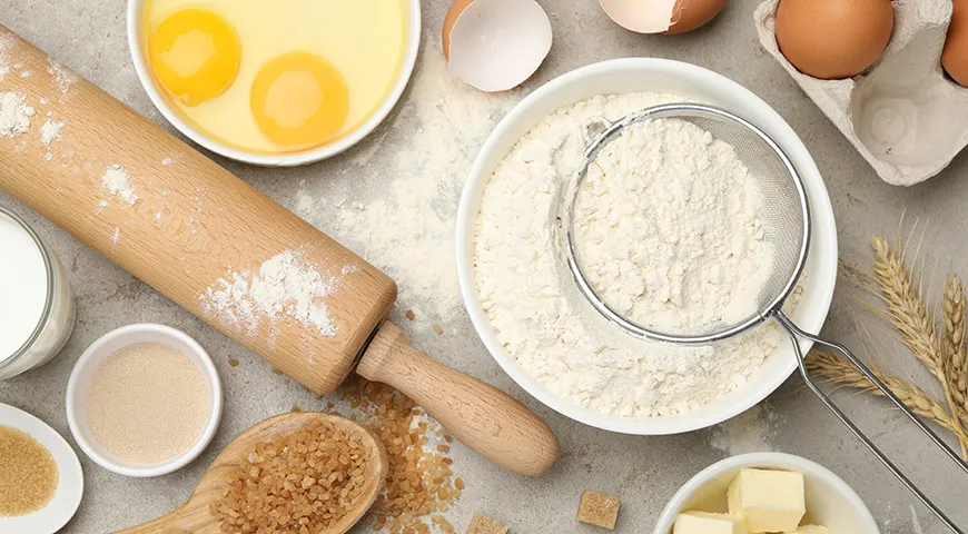 Муку для кулича выбирайте только пшеничную и исключительно высшего сорта. Желательно с содержанием протеина около 10%