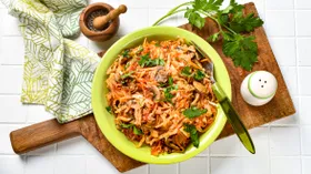Тушеная капуста с грибами в мультиварке