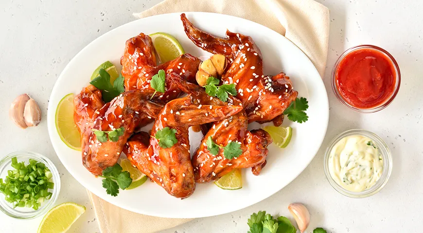 Если вы подаете к крылышкам острый соус, то в компанию к нему желательно ставить сливочный (сырный, сметанный), чтобы смягчить вкус блюда