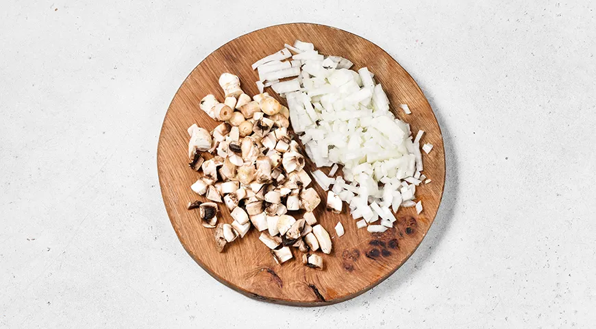 Куриные фрикадельки в грибном соусе (на сковороде)