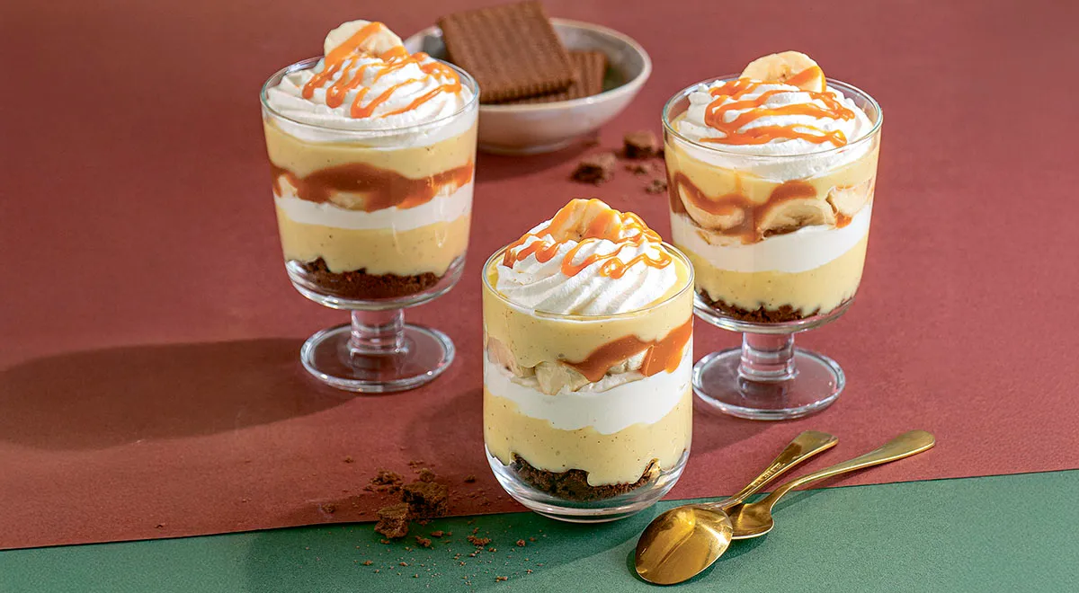 Банановый десерт с карамелью и мороженым