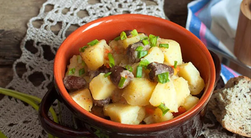 Как приготовить сердечки с картошкой. Тушеная картошка с сердечками куриными. Куриные сердечки с картошкой. Сердечки с картошкой в мультиварке. Картофель с куриными сердечками в мультиварке
