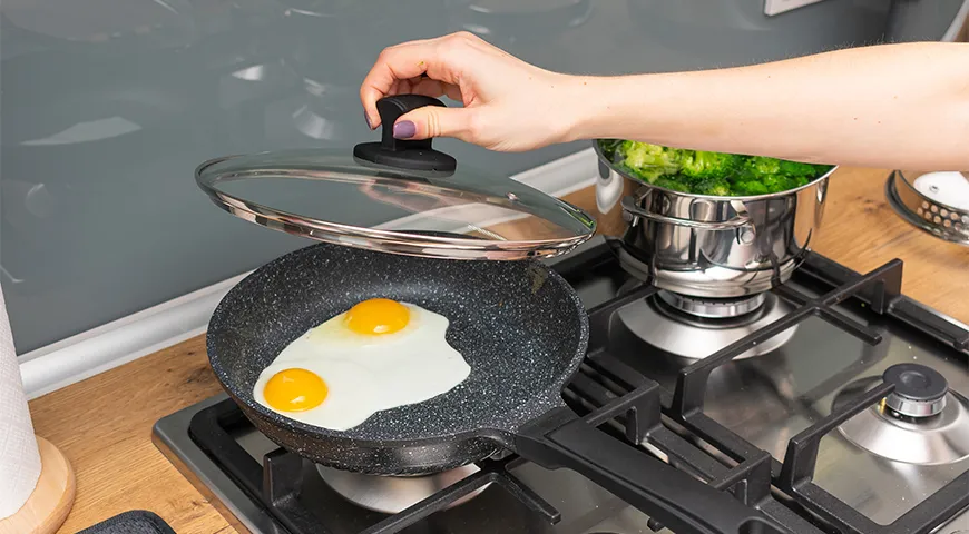 Не накрывайте сковороду с яичницей крышкой — желток может быстро затвердеть