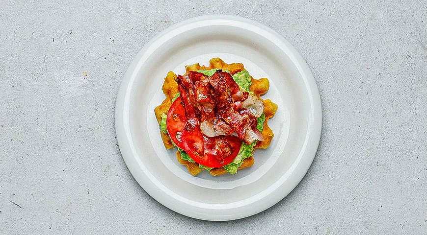 Чафли с авокадо, беконом и помидорами