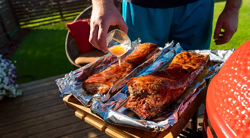 Классическое американское блюдо с бурбоном — ребра барбекю