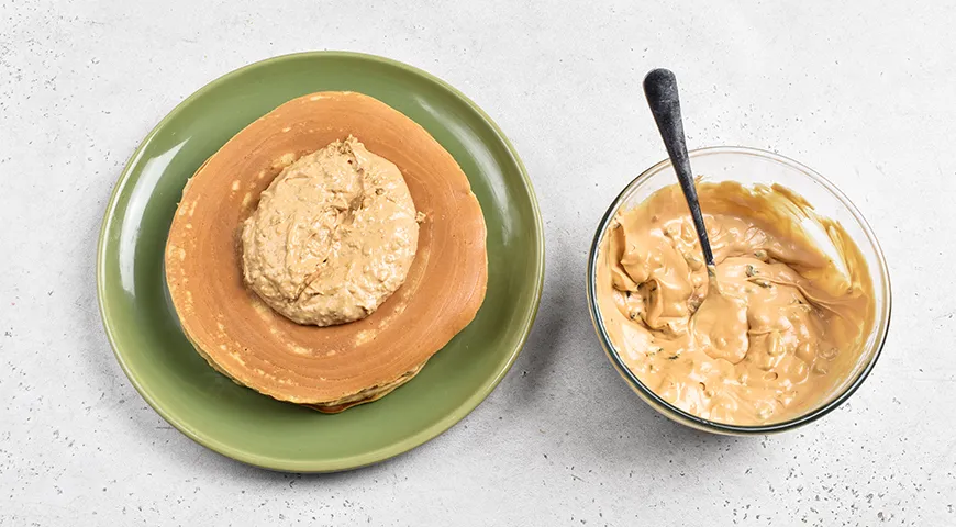 Медовик с черносливом и грецкими орехами