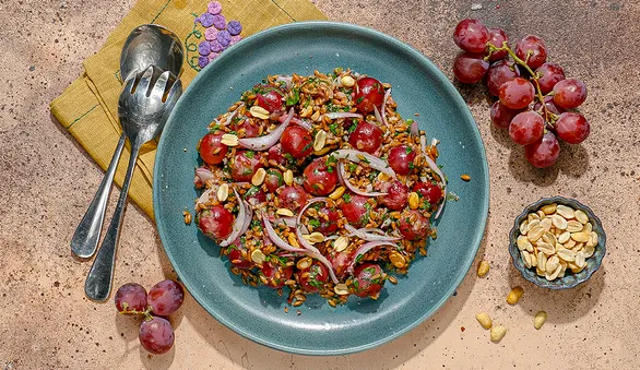 Салат из полбы с виноградом