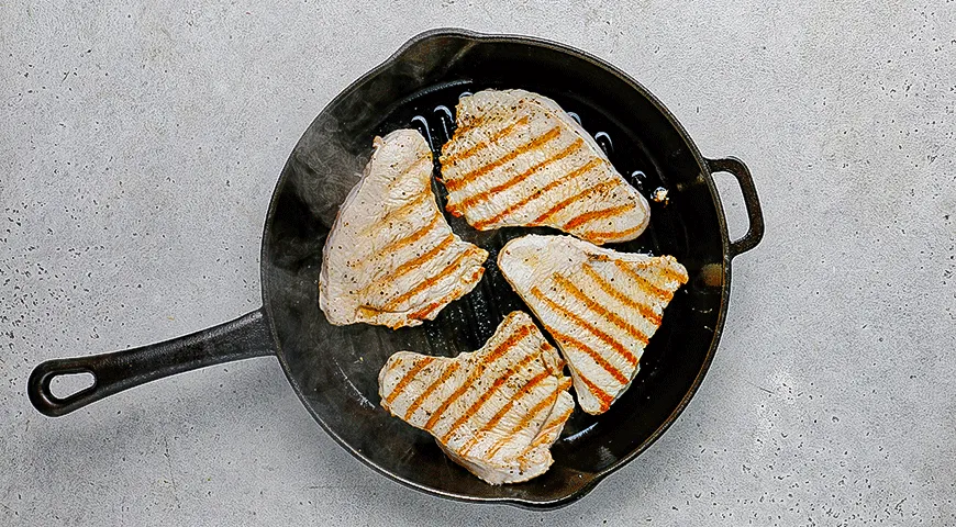 Стейк из индейки с салатом и голубым сыром