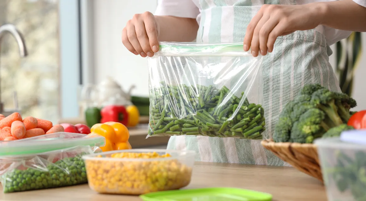 Названы 5 продуктов, которые нужно переложить из холодильника в морозилку