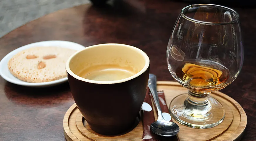 Перед дегустацией бренди или коньяка сделайте глоток крепкого кофе