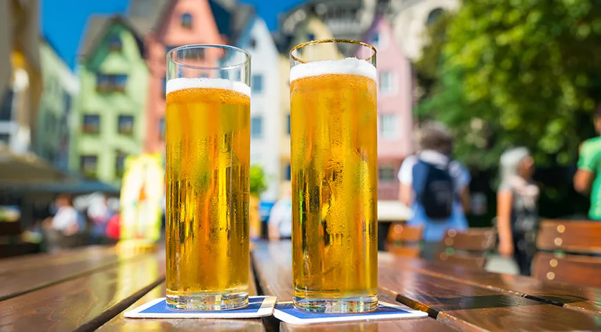 Разливается Кельш в специальные стаканы (Kölner Stange) вместимостью 0,2 литра