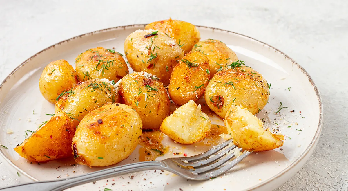 Картофель, обжаренный в кастрюле с чесноком и укропом
