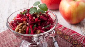 Свекольный салат с яблоками и орехами