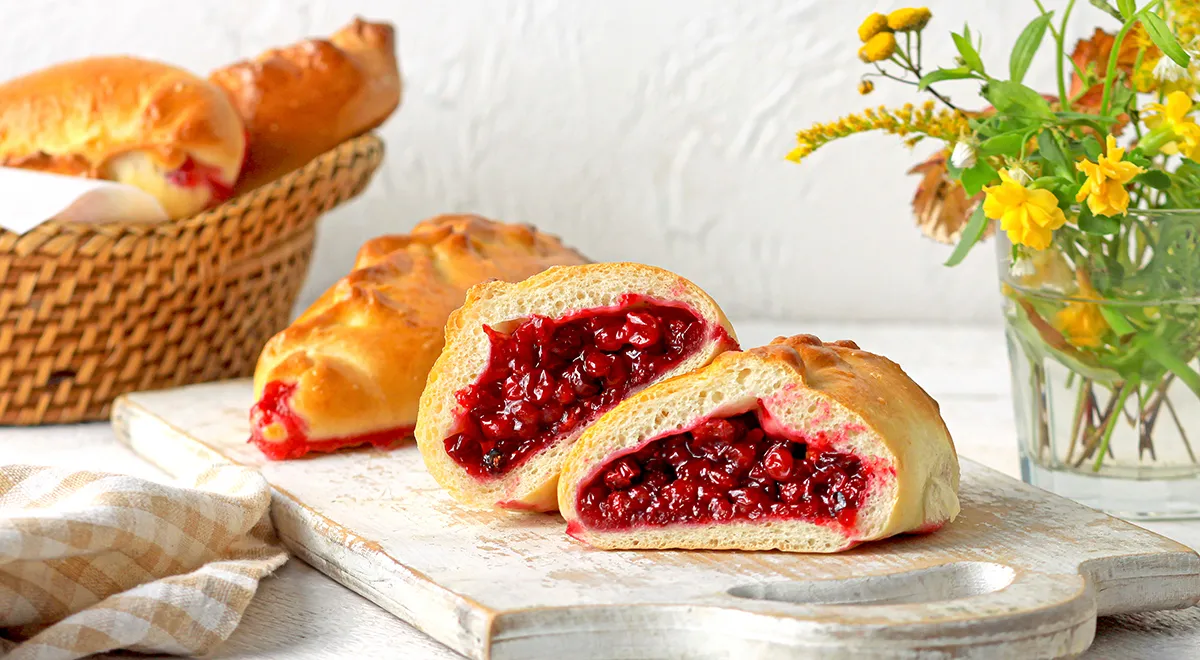 Пироги с брусникой из дрожжевого теста