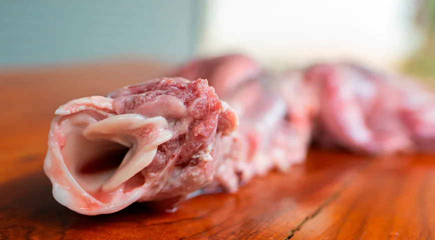 Внешне свежий калтык отличается бледно-розовым оттенком, выраженной хрящевой текстурой и плотным каркасом из сухожилий и хрящей, обрамляющим мясистые прослойки