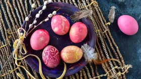 Как красить яйца свеклой на Пасху