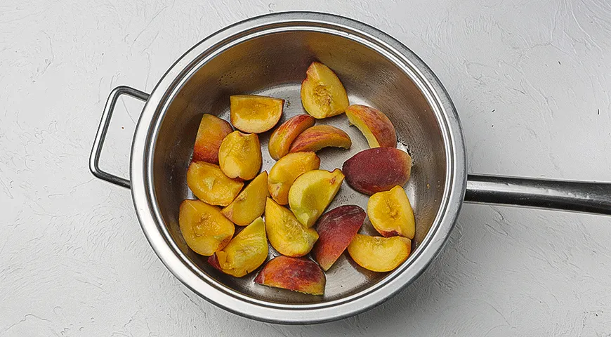 Курица с персиками и овощами