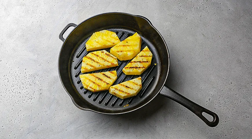 Сангрия с ананасом на гриле и клубникой