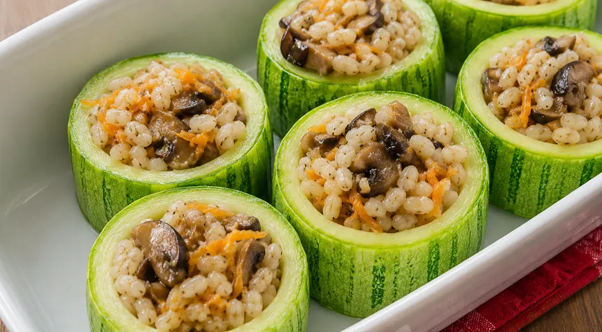 Кабачки, фаршированные крупой