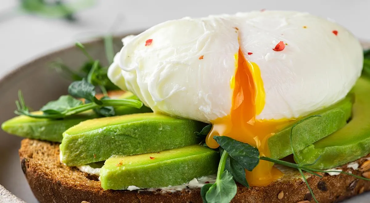 Чтобы яйцо-пашот аппетитно растекалось на вашей тарелке, нужно выбирать самые свежие яйца, лучше буквально вчерашние