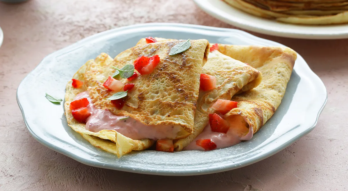 Блинчики с йогуртом, клубничным вареньем и базиликом