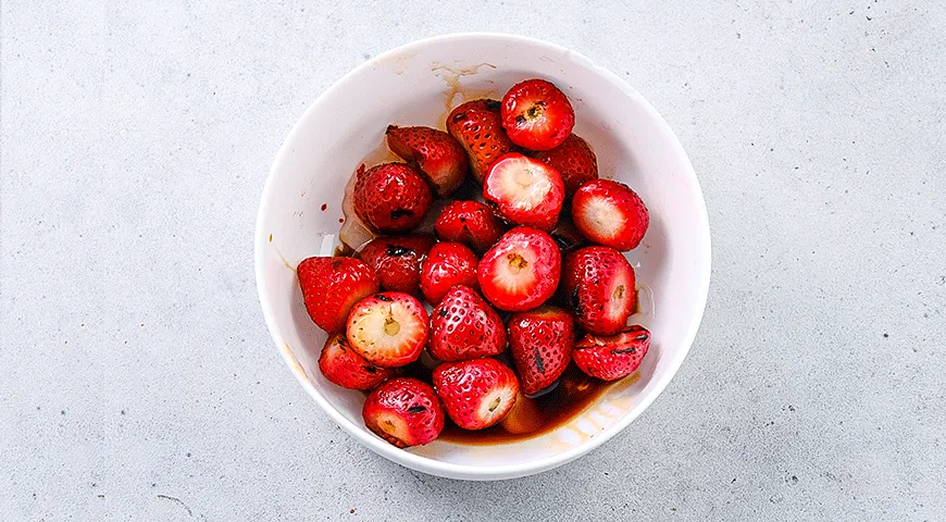 Клубника на гриле с бальзамиком и сливками