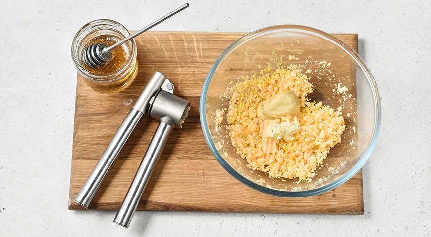 Яичная заправка для салатов со свежей зеленью и овощами