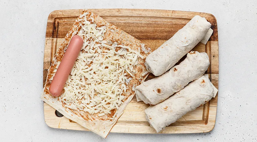 Сосиски с сыром в лаваше