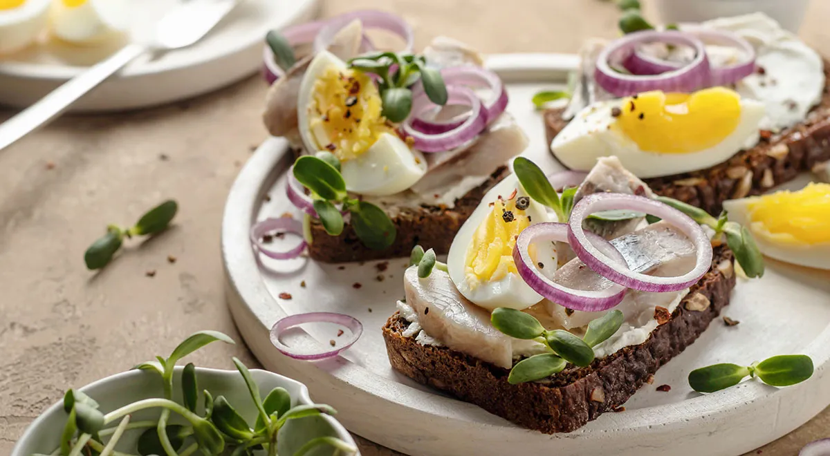 Бутерброды с селедкой и яйцом