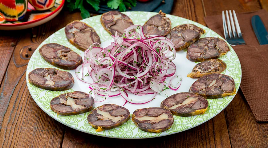 Казы отлично сотается с маринованным луком