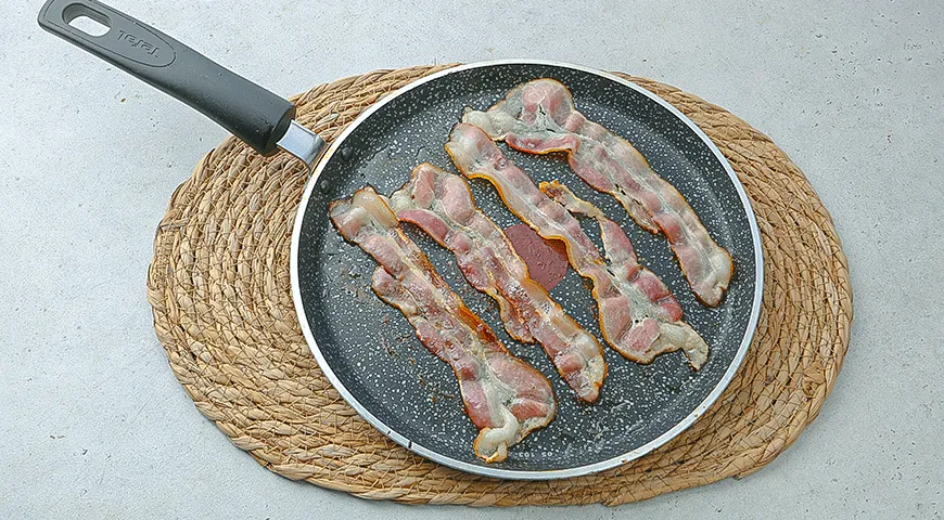 Салат с тунцом и беконом