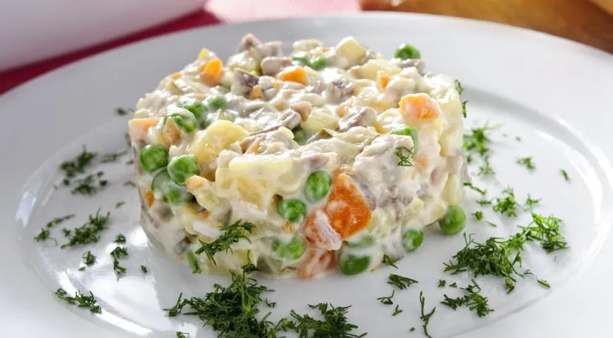 Видео-рецепт салата оливье с колбасой без моркови