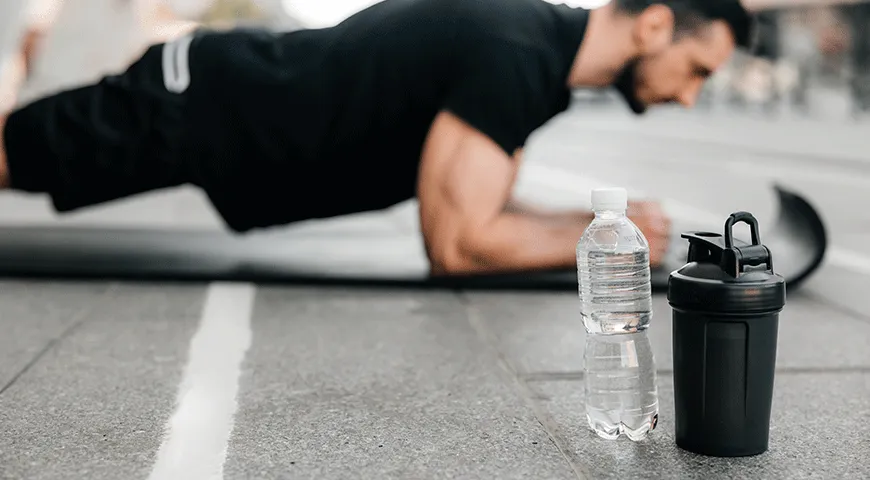 Спортсменам вода необходима для восстановления после тренировок и предотвращения судорог