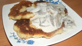 Картофельные котлеты с грибным соусом