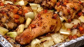 Курица под пряным маринадом, запеченная с яблоками и сельдереем