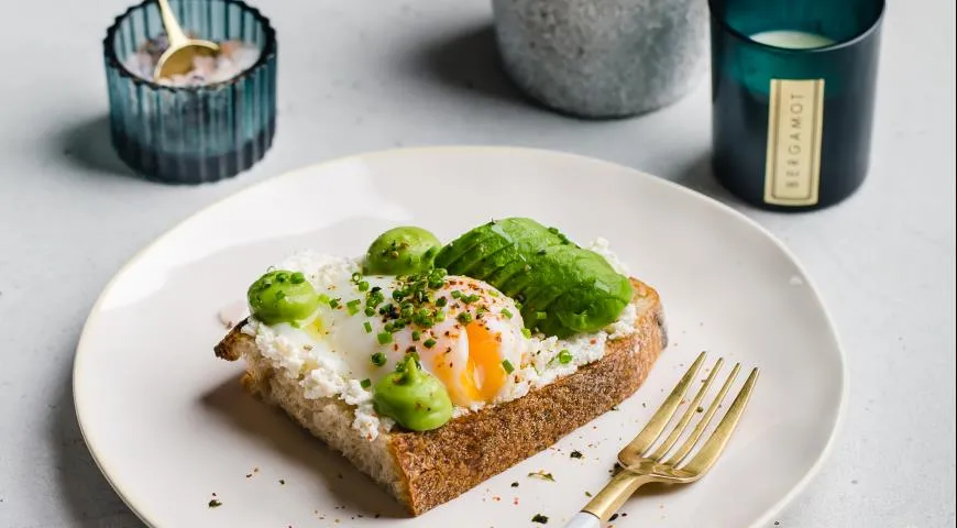 Тост с авокадо, рикоттой и яйцом