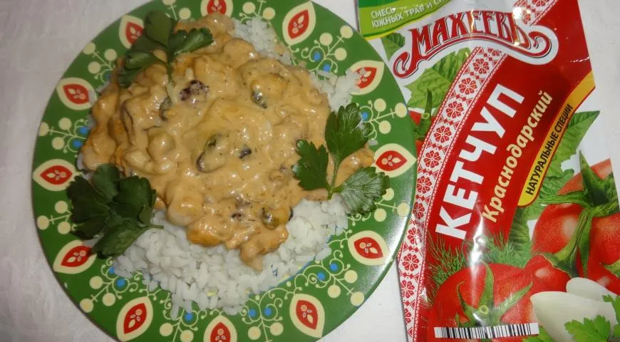 Морской коктейль в "розовой" глазури с рисом