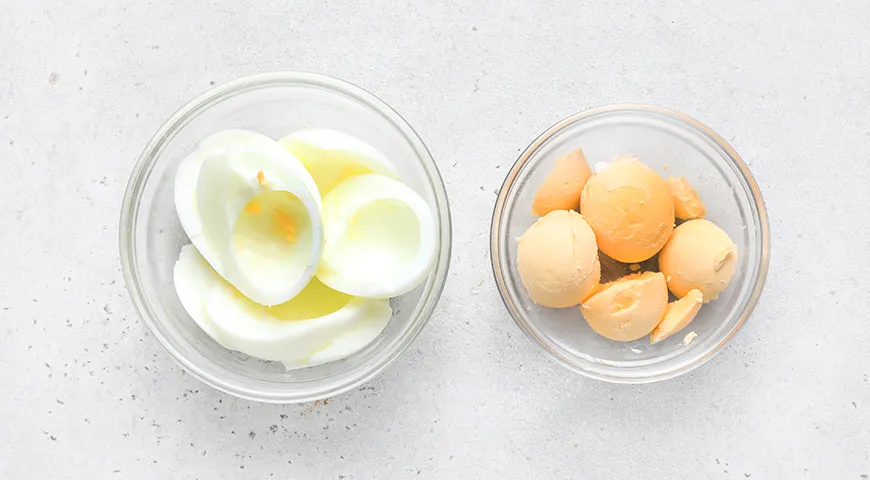 Слоеный салат с тунцом и крабовыми палочками