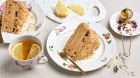 Медовик с черносливом и грецкими орехами