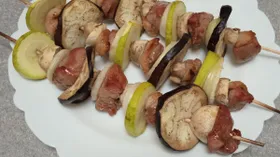 Запеченные шашлыки из утиного филе с овощами и шампиньонами