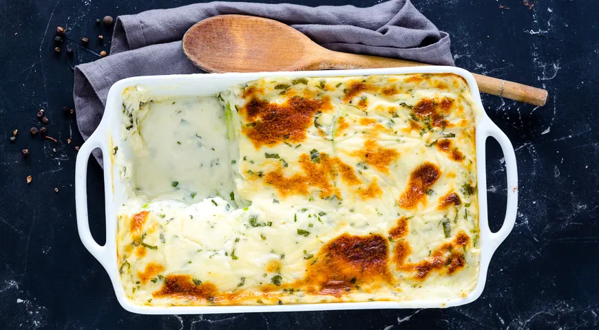 Простая запеканка из кабачков с молочным соусом и сыром