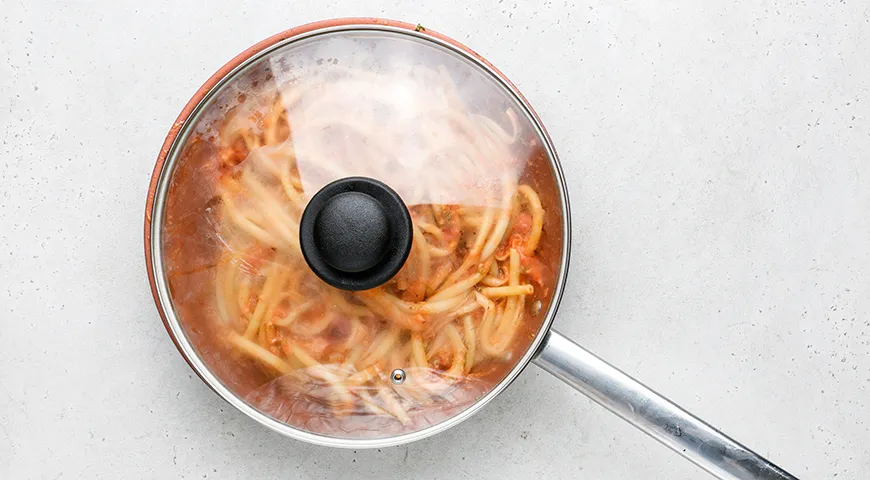 Макароны с яйцом, луком и томатной пастой на сковороде