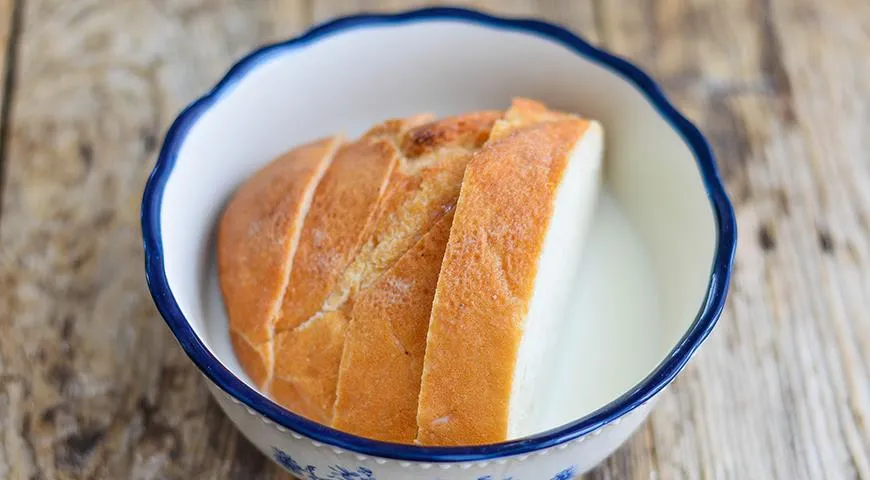 Белый чёрствый хлеб или булочка, размоченные в воде, молоке или в сливках, удержат мясной сок в котлете