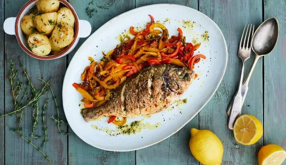 Дорада на подушке из сладкого и острого перца