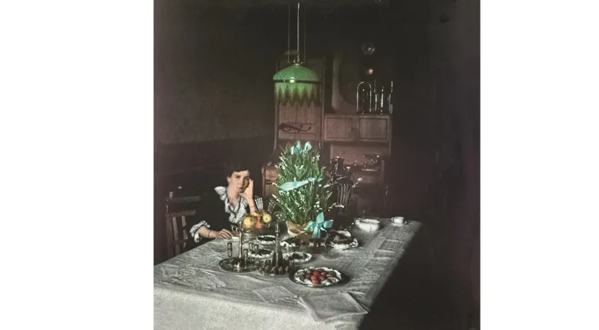 А.С. Сушкина за пасхальным столом в квартире на Сретенском бульваре, Москва, 1907–1910-е. Фото Н. Сушкина