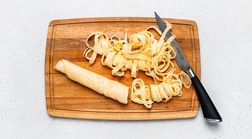 Салат с крабовыми палочками, сыром и яичными блинчиками